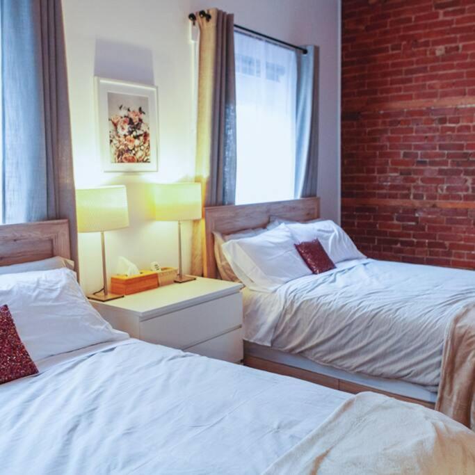 Large Upstairs Flat In Downtown Century Building Apartman Belleville Kültér fotó