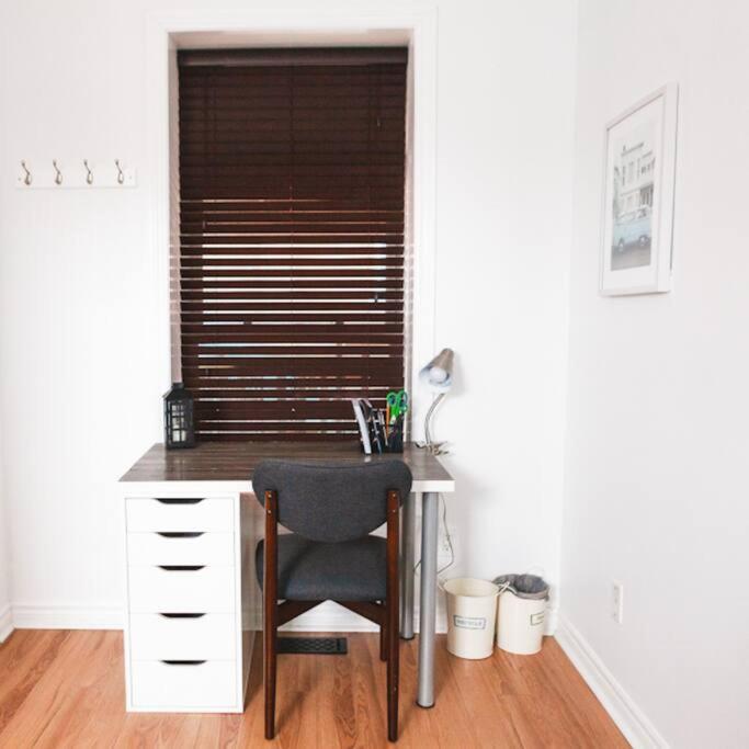 Large Upstairs Flat In Downtown Century Building Apartman Belleville Kültér fotó